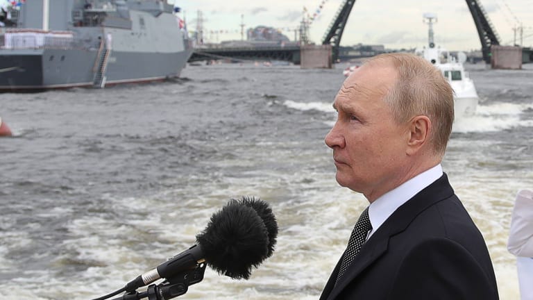 Wladimir Putin bei einem Besuch der Marine (Archivbild): Offenbar nutzt Russland eine Schattenflotte, um Öl zu transportieren.
