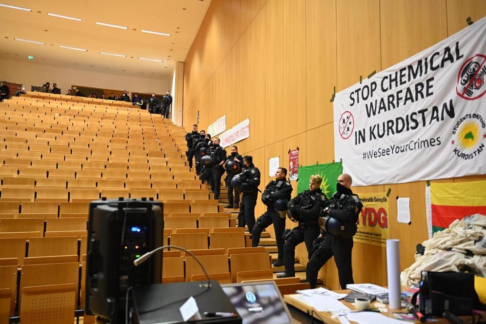 Polizisten im Hörsaal an der Goethe-Uni: Am Dienstag wurde der Hörsaal von der Polizei geräumt.