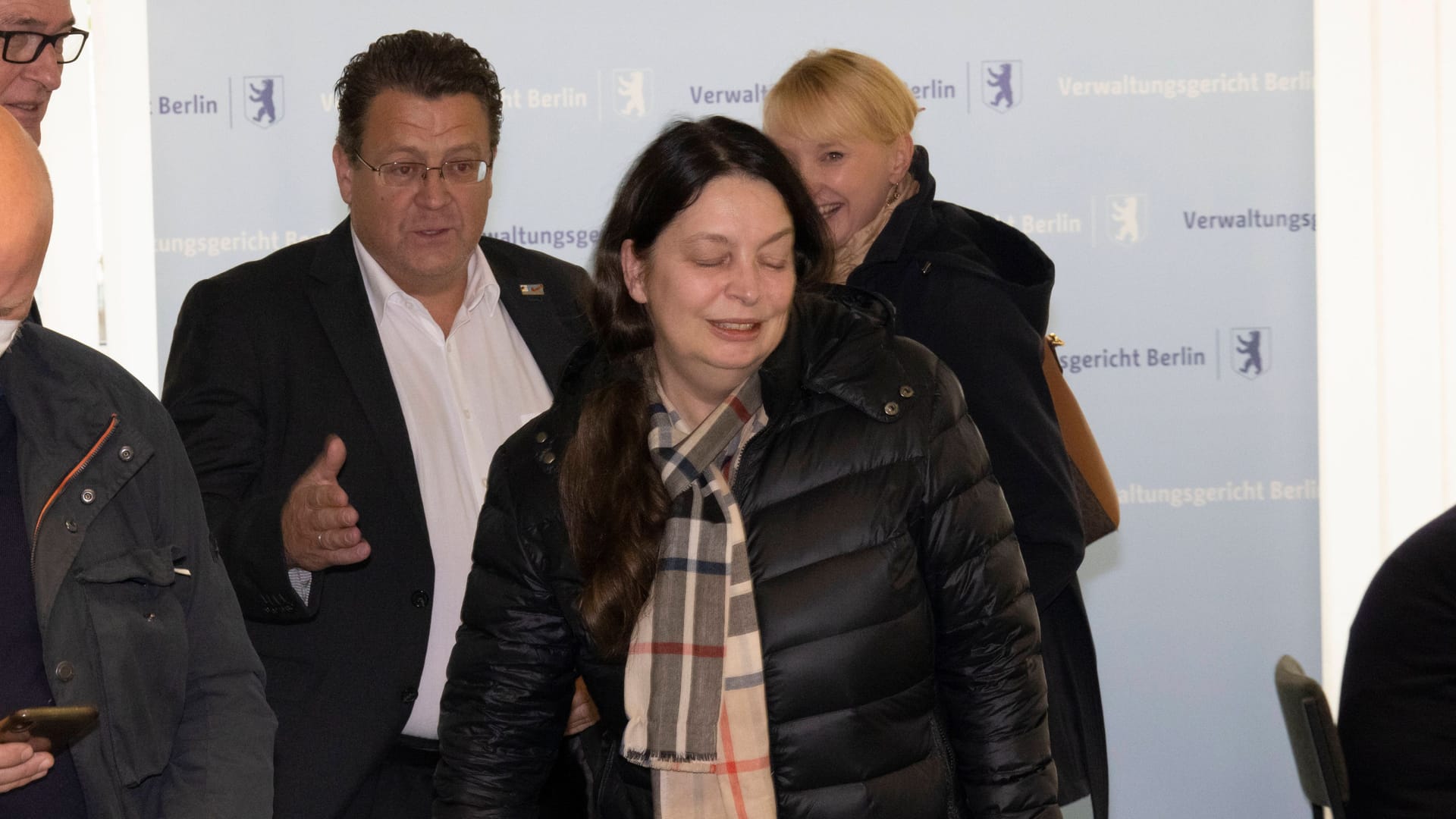 Stephan Brandner und Birgit Malsack-Winkemann vor dem Verwaltungsgericht Berlin: Der Bundestagsabgeordnete unterstützte die Richterin im Verfahren.