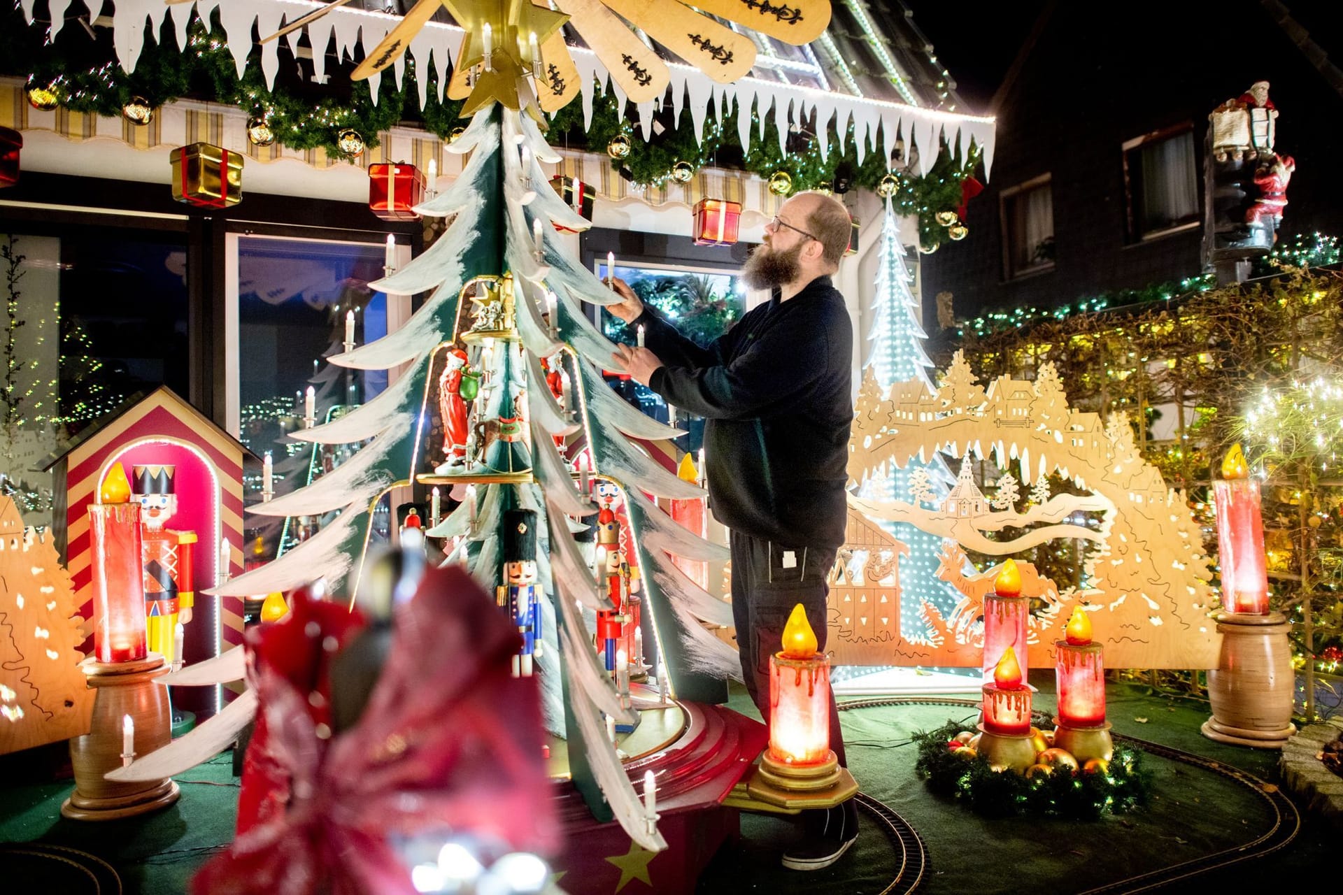 Zahlreiche Lichter erstrahlen am geschmückten Haus der Familie Borchart: Dieses Jahr muss die Polizei Streife fahren.