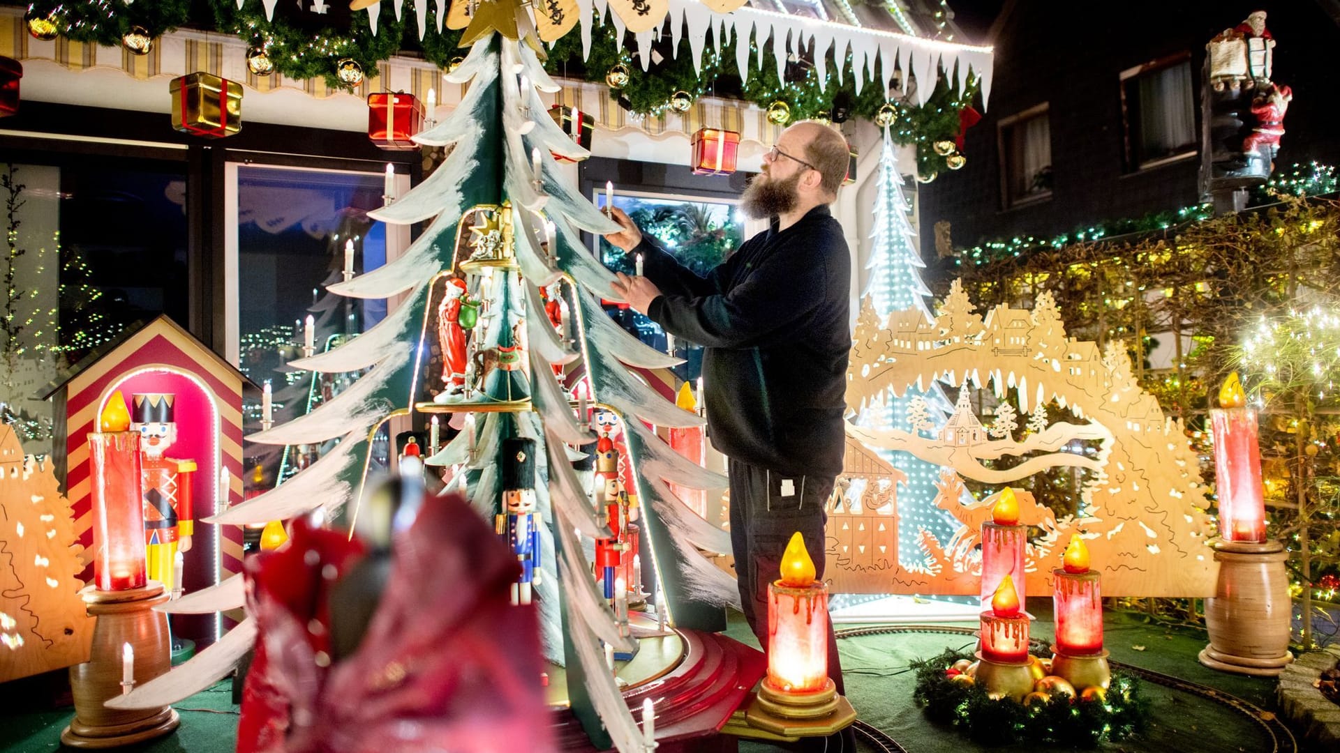 Zahlreiche Lichter erstrahlen am geschmückten Haus der Familie Borchart: Dieses Jahr muss die Polizei Streife fahren.