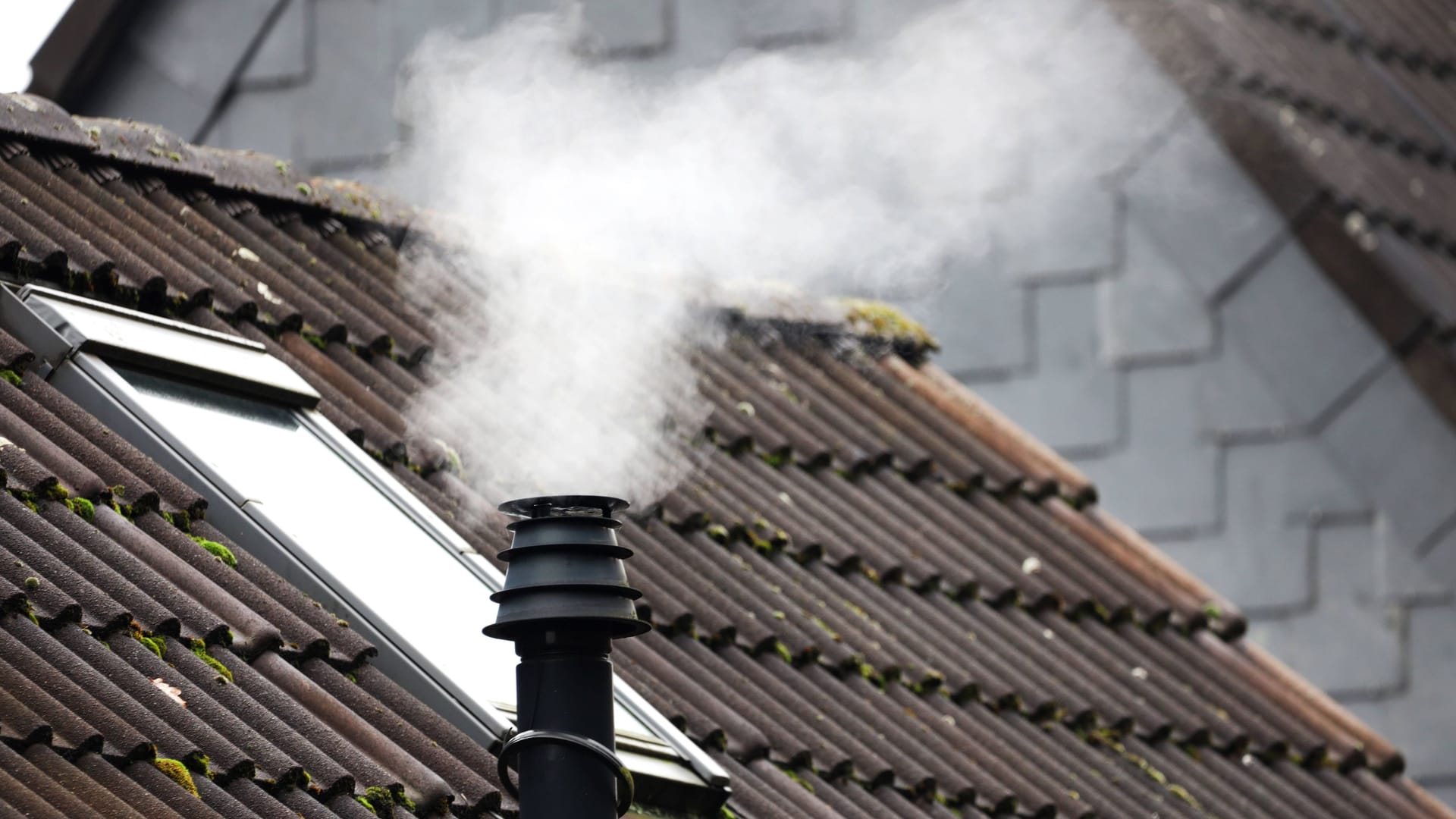 Emissionen einer Gasheizung (Symbolfoto): Industrie und Haushalte verbrauchen der Bundesnetzagentur zufolge zu viel Gas.