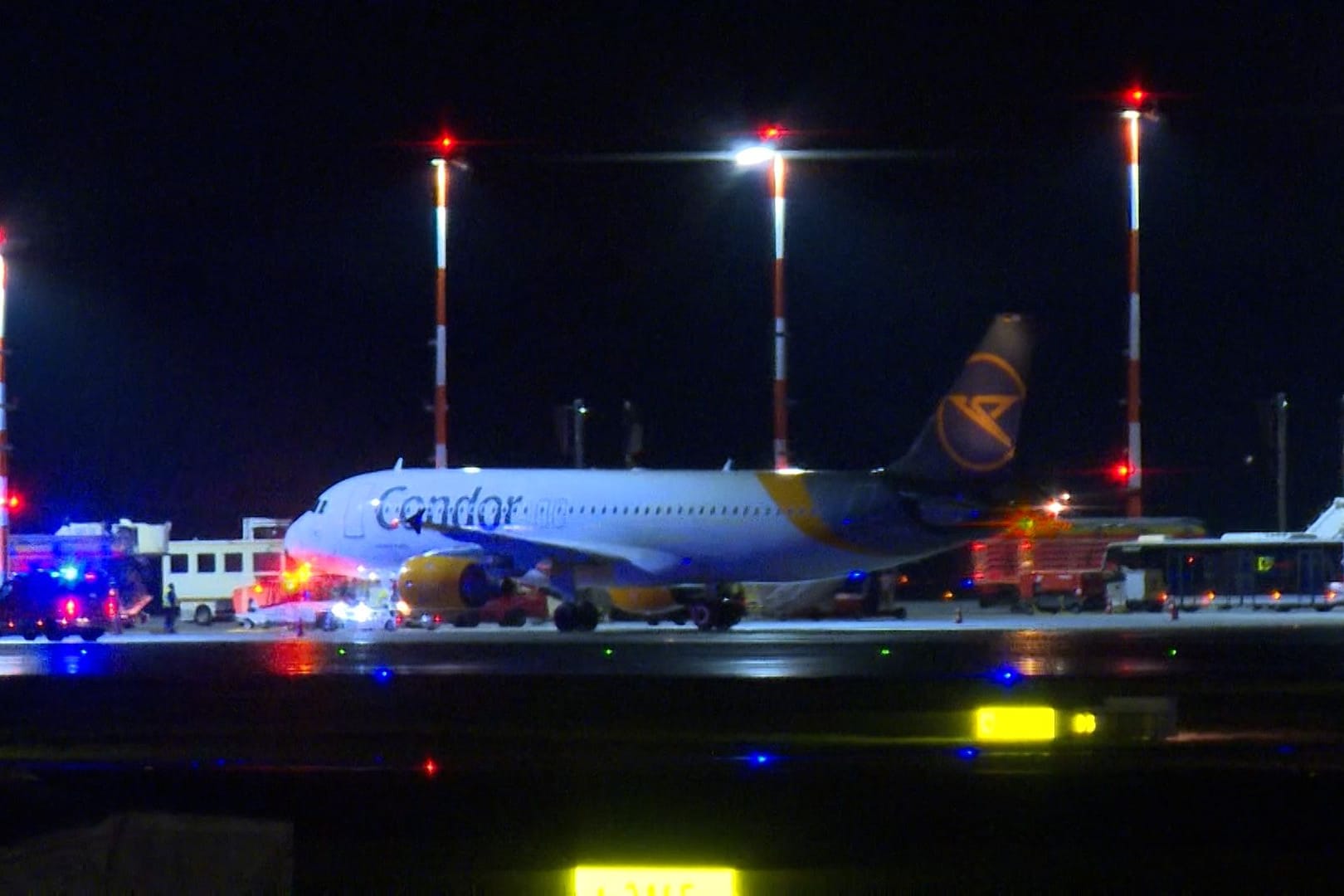 Die Flughafenfeuerwehr hat einen Flieger am Hamburger Flughafen in Empfang genommen.