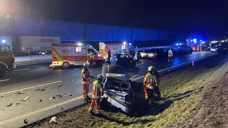 Die Unfallstelle: Zahlreiche Einsatzkräfte sind nach dem schweren Unfall im Einsatz.