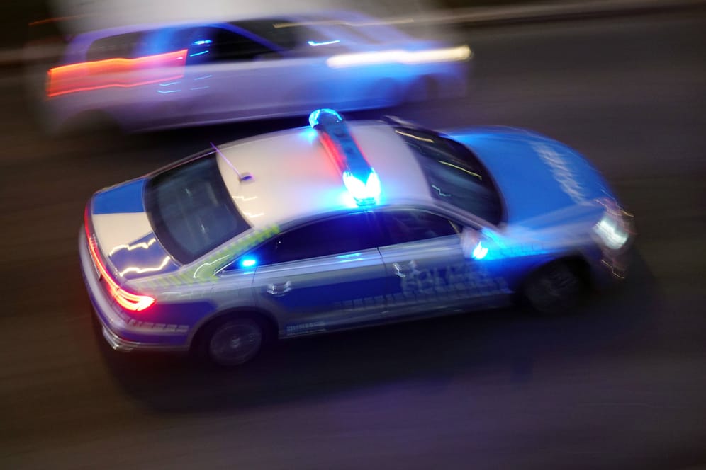 Polizeiauto in der Berliner Nacht (Symbolfoto): Ein junger Raser hielt die Beamten in der Nacht auf Trab.