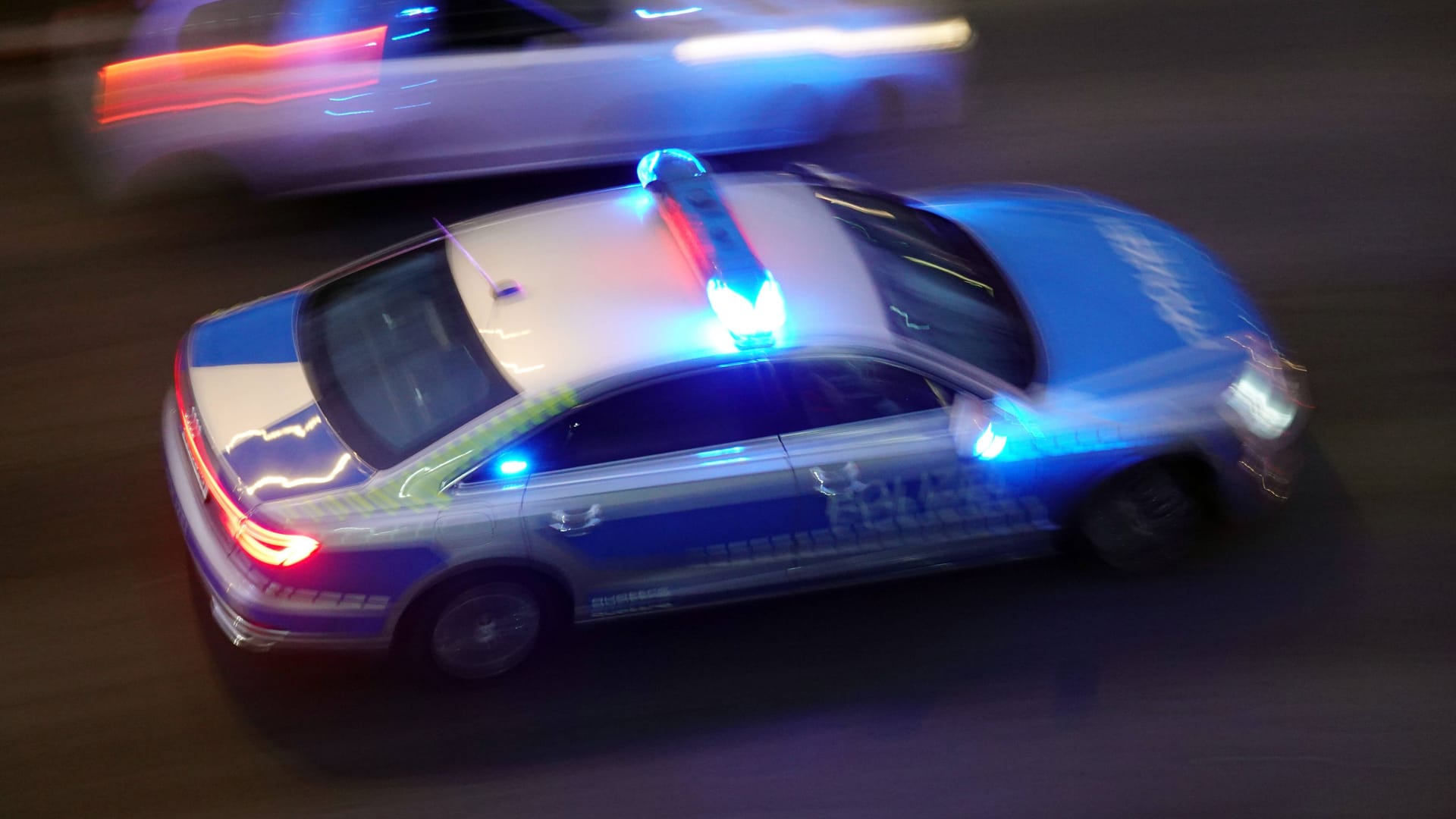 Polizeiauto in der Berliner Nacht (Symbolfoto): Ein junger Raser hielt die Beamten in der Nacht auf Trab. Polizeiauto in der Berliner Nacht (Symbolfoto): Ein junger Raser hielt die Beamten in der Nacht auf Trab.