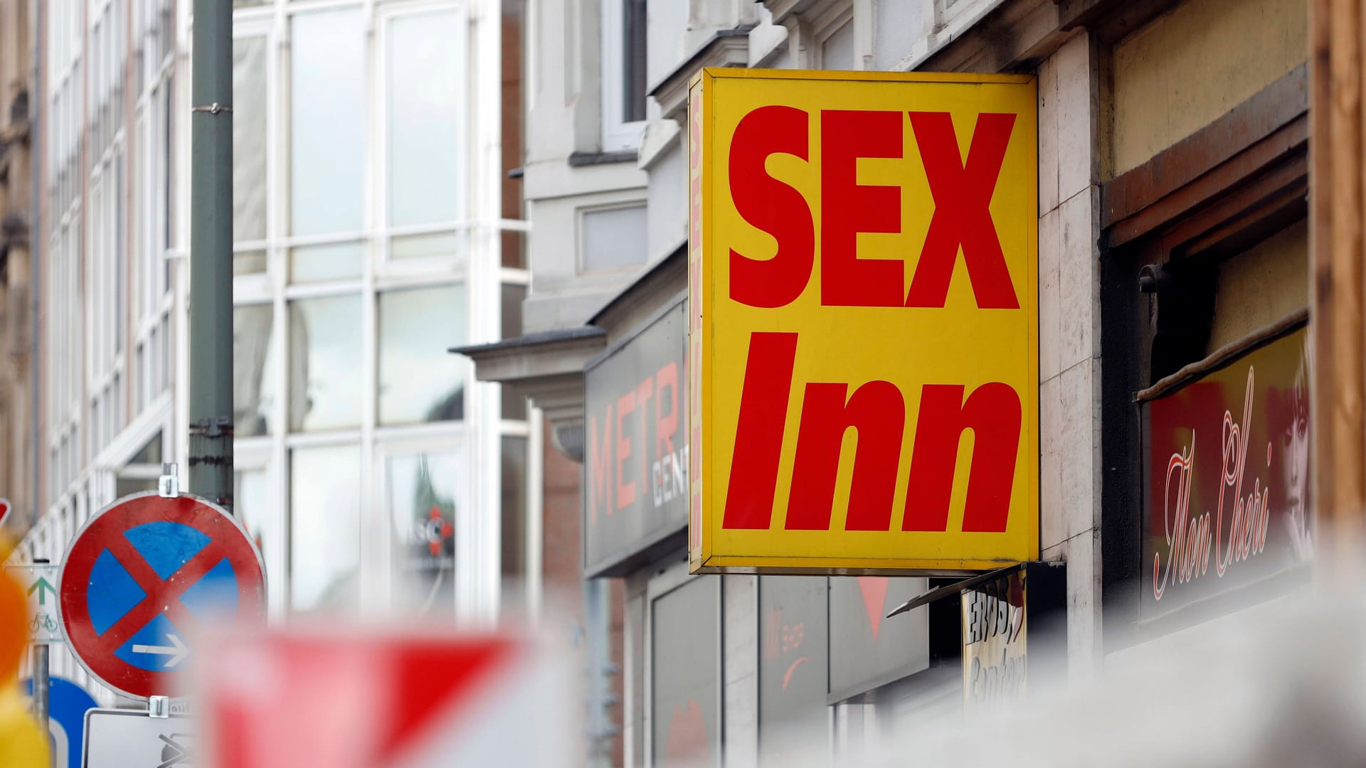 Ein Erotikshop (Symbolfoto): Der Angeklagte spuckte einem Polizisten in den Mund. Ein Erotikshop (Symbolfoto): Der Angeklagte spuckte einem Polizisten in den Mund.