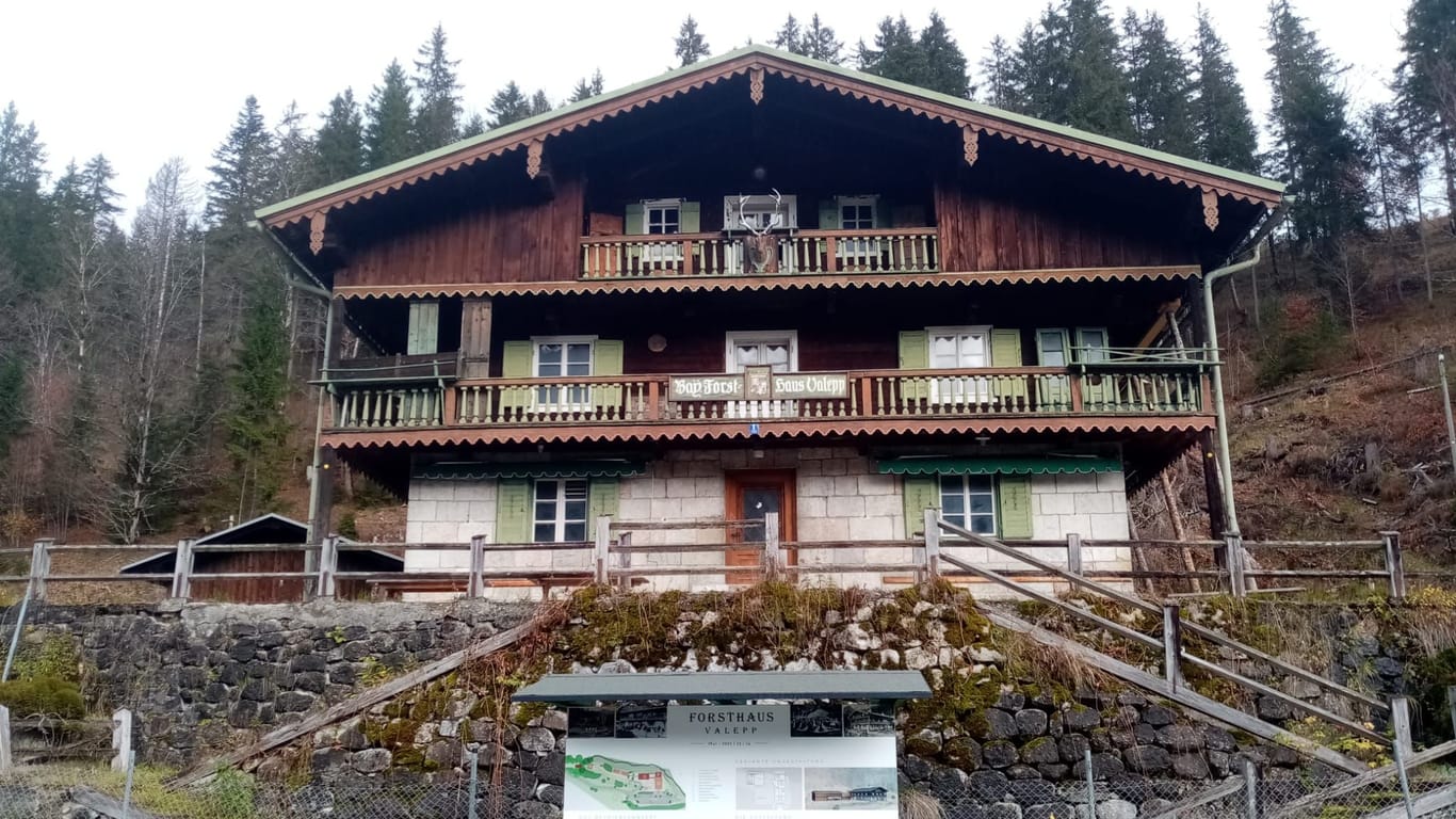 Das Forsthaus Valepp im Mangfallgebirge (Archivbild): Seit Jahren verfällt der Berggasthof, jetzt soll Manuel Neuer und ein Geschäftspartner ihm neues Leben einhauchen.