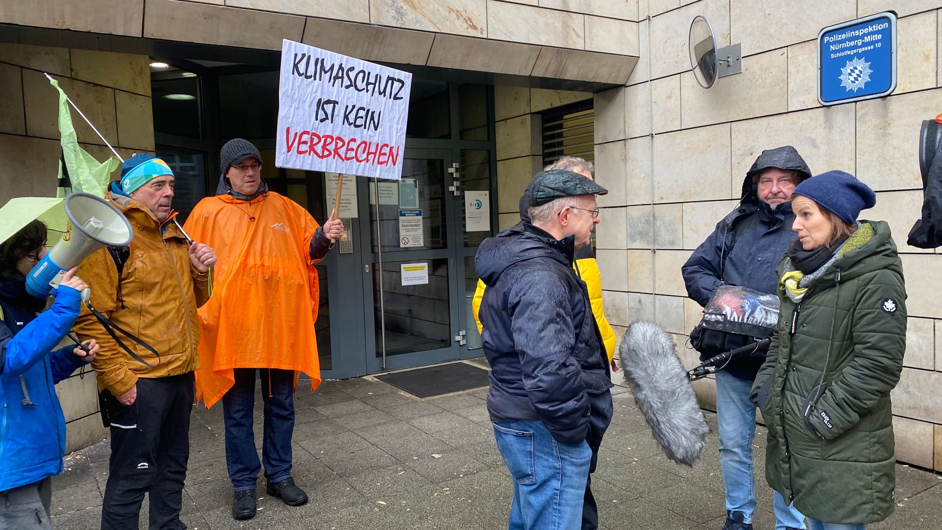 Vor der Polizeiinspektion Nürnberg-Mitte versammelte Jör Alt eine Presseschar und Aktivisten.