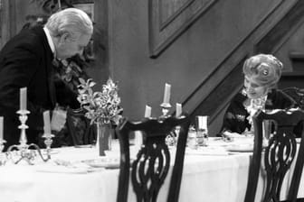 "Dinner for one": Freddie Frinton als Diener James und May Warden als alleinspeisende alte Dame Miss Sophie