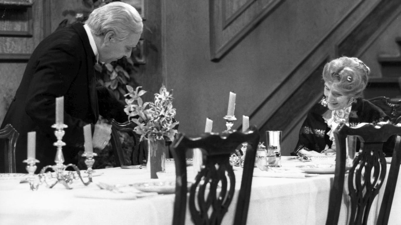 "Dinner for one": Freddie Frinton als Diener James und May Warden als alleinspeisende alte Dame Miss Sophie