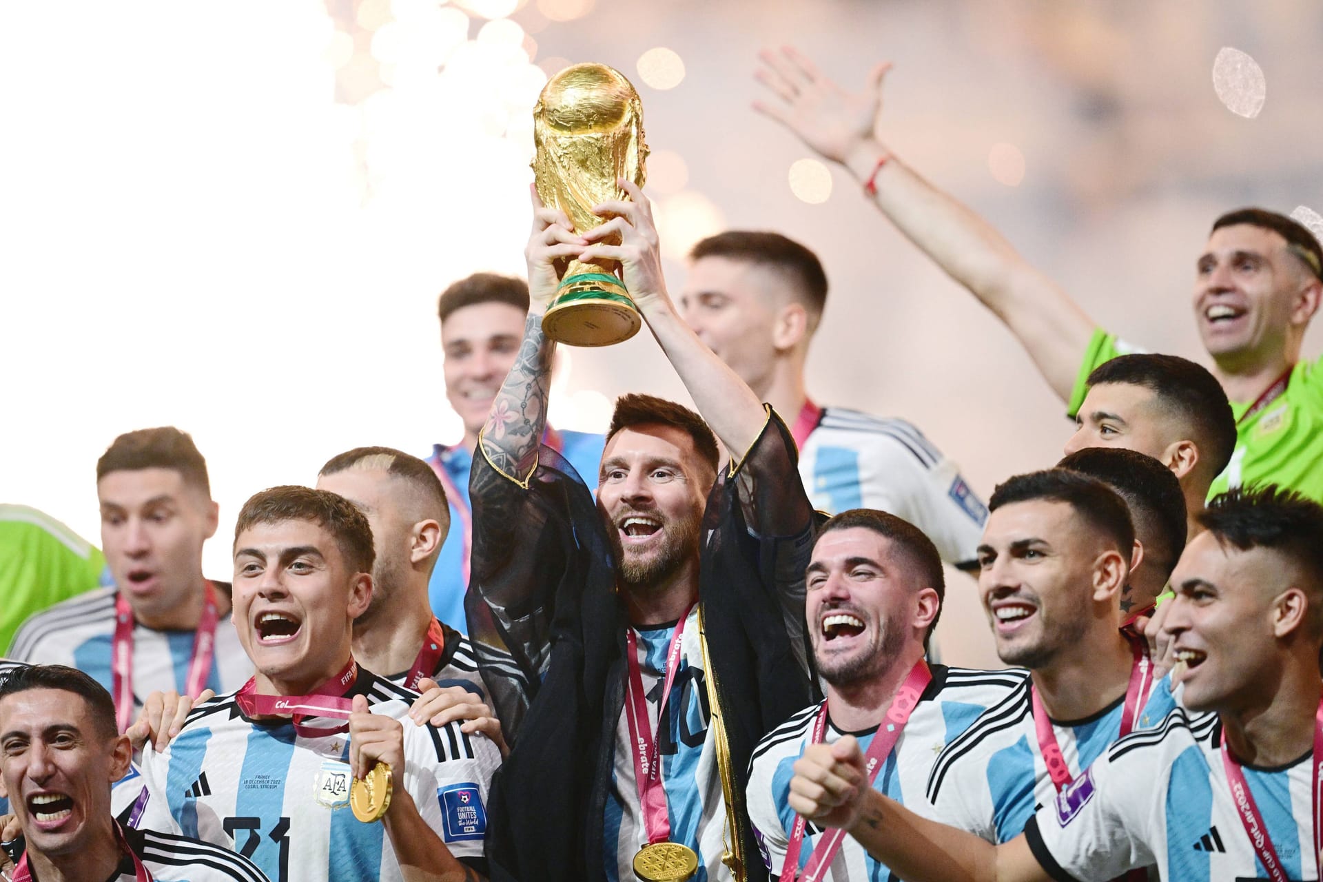 Die Fußball-WM 2022 ist Geschichte: Argentinien hat sich mit einem hochdramatischen Finalsieg gegen Frankreich zum Weltmeister gekürt. t-online blickt auf die Momente des Turniers zurück, die bleiben werden.