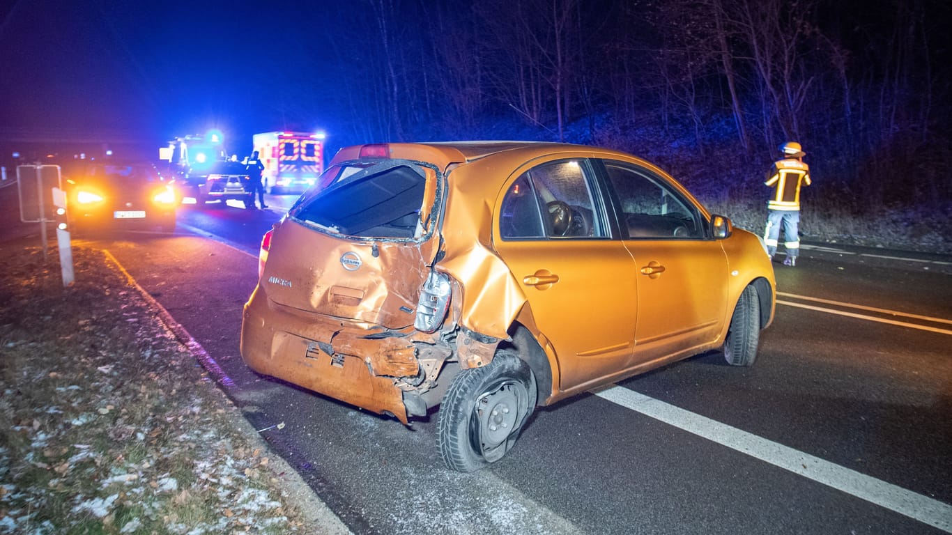 Am Sonntagabend kam es auf der K80 bei Glinde (Kreis Stormarn) zu einem Verkehrsunfall zwischen einem zivilen Polizeifahrzeug und einem Nissan Kleinwagen.