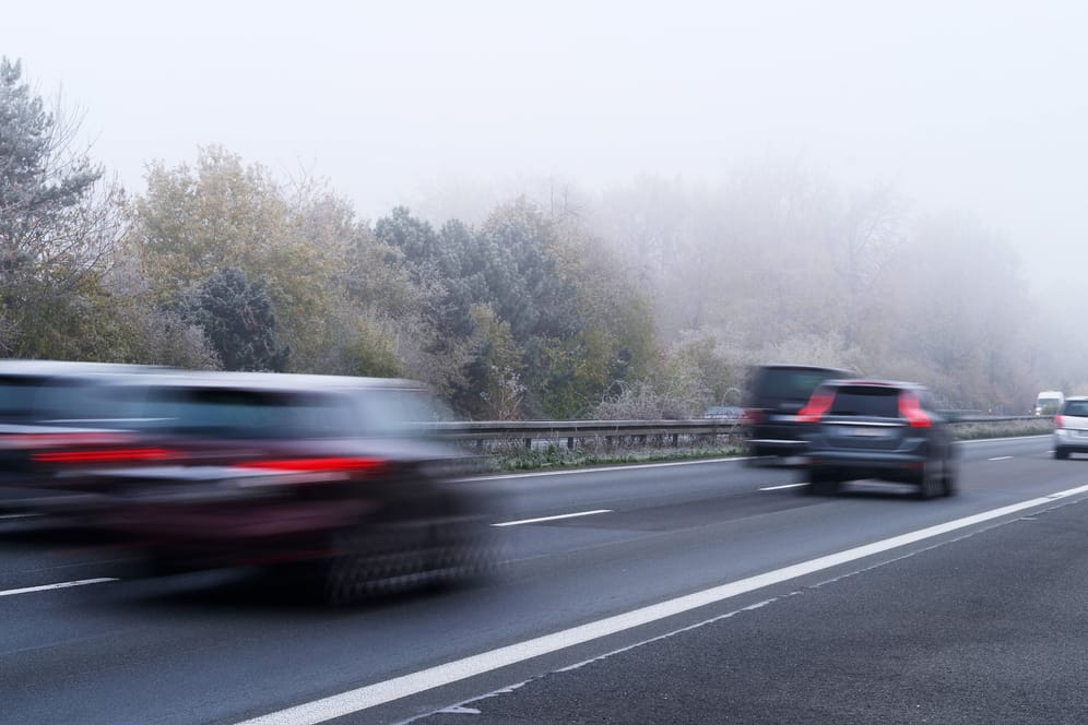 Eine Autobahn im Nebel (Symbolbild): Nach einer Pause ist ein Wagen im nördlichen Thüringen in falscher Richtung wieder auf die Autobahn aufgefahren.