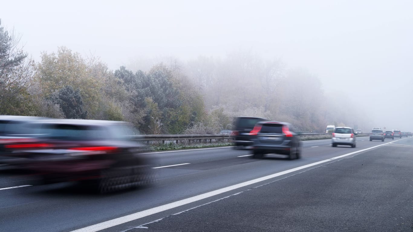 Eine Autobahn im Nebel (Symbolbild): Nach einer Pause ist ein Wagen im nördlichen Thüringen in falscher Richtung wieder auf die Autobahn aufgefahren.