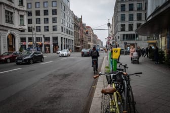 Ein Fahrrad an der Friedrichstraße in Berlin (Archivbild): Künftig sollen Radfahrer ihr Gefährt kostenlos auf Autoparkplätzen abstellen dürfen.