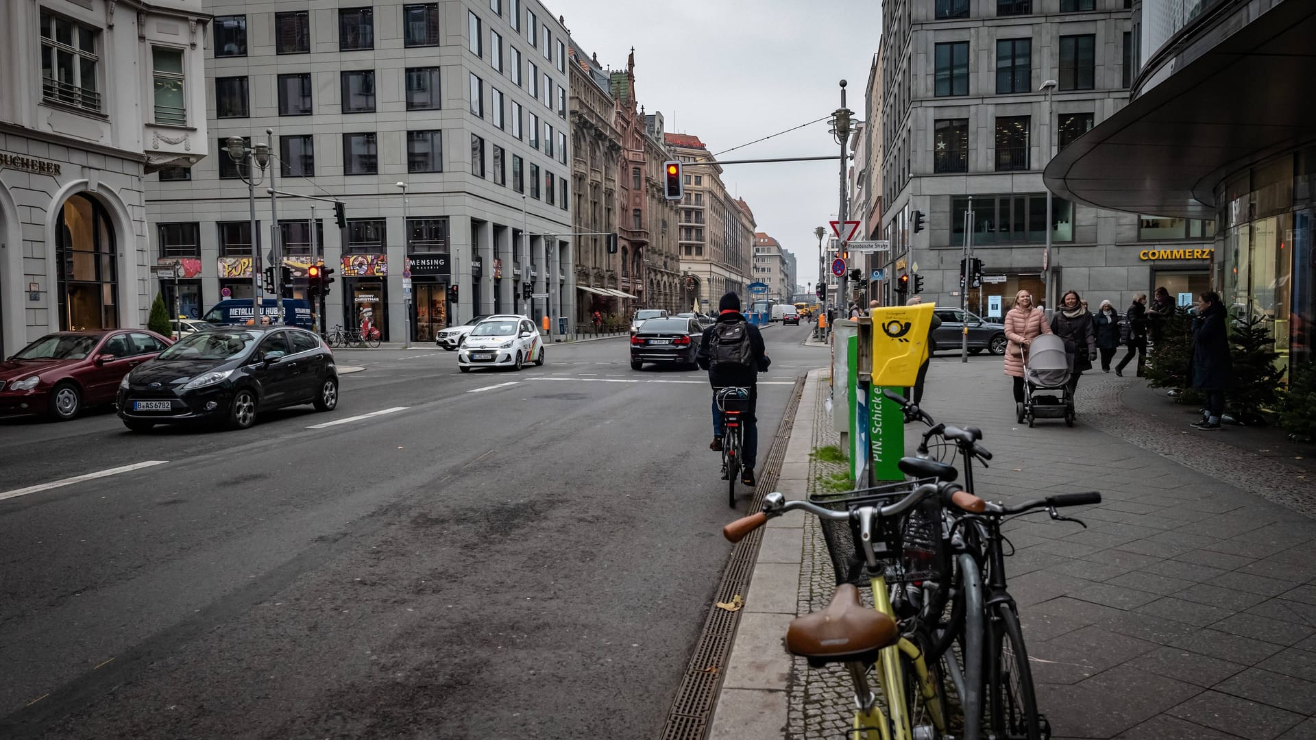 Ein Fahrrad an der Friedrichstraße in Berlin (Archivbild): Künftig sollen Radfahrer ihr Gefährt kostenlos auf Autoparkplätzen abstellen dürfen.