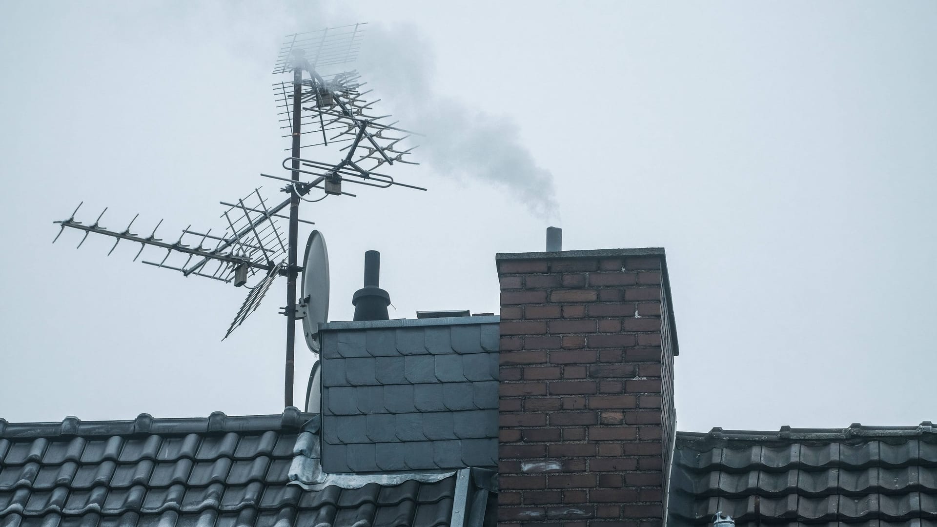 Ein rauchender Schornstein (Symbolbild): Künftig wird der CO2-Ausstoß in der EU teurer.