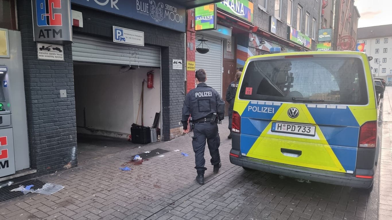 Tatort in der Scholvinstraße im Steintorviertel: Drei Menschen sind in Hannover am frühen Sonntagmorgen durch Schüsse und einen Querschläger verletzt worden.