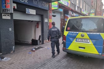 Tatort in der Scholvinstraße im Steintorviertel: Drei Menschen sind in Hannover am frühen Sonntagmorgen durch Schüsse und einen Querschläger verletzt worden.