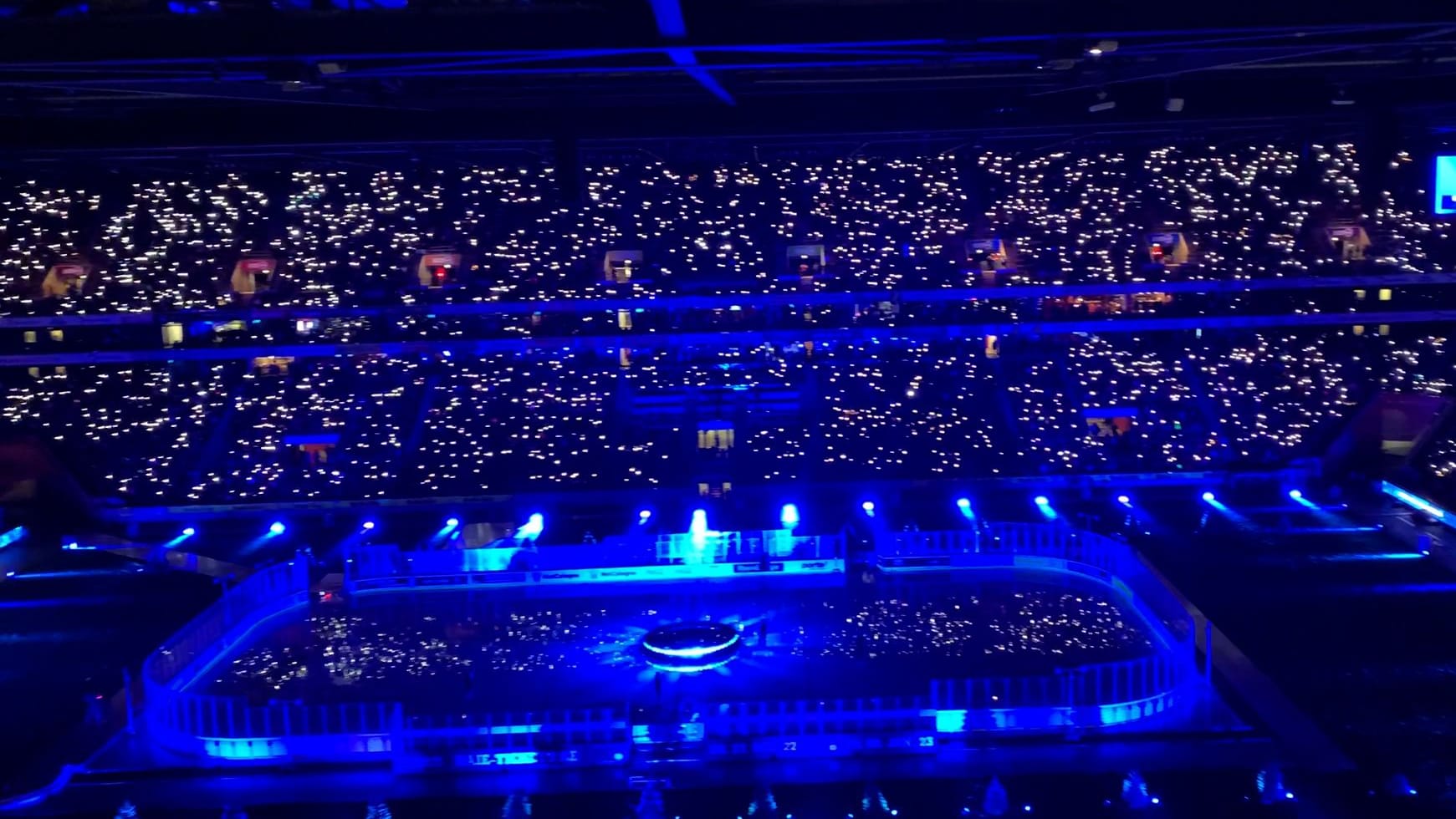 Kölner Stadion beim Weihnachtssingen