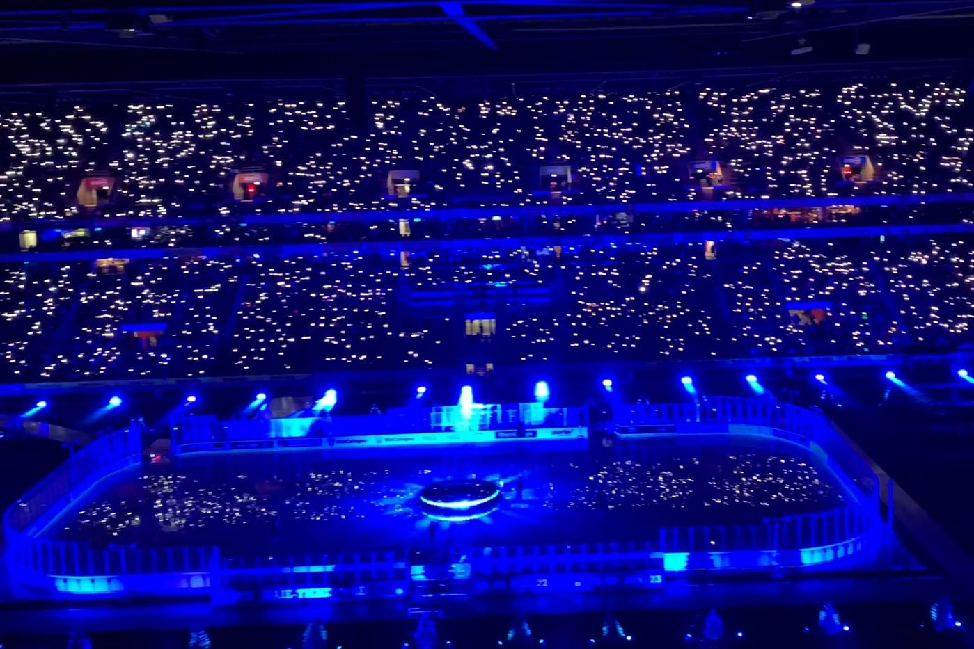 Kölner Stadion beim Weihnachtssingen