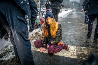 Festgeklebt im Schneematsch: Aktivistin der Letzten Generation am Freitagmorgen bei der Blockade in Leipzig.