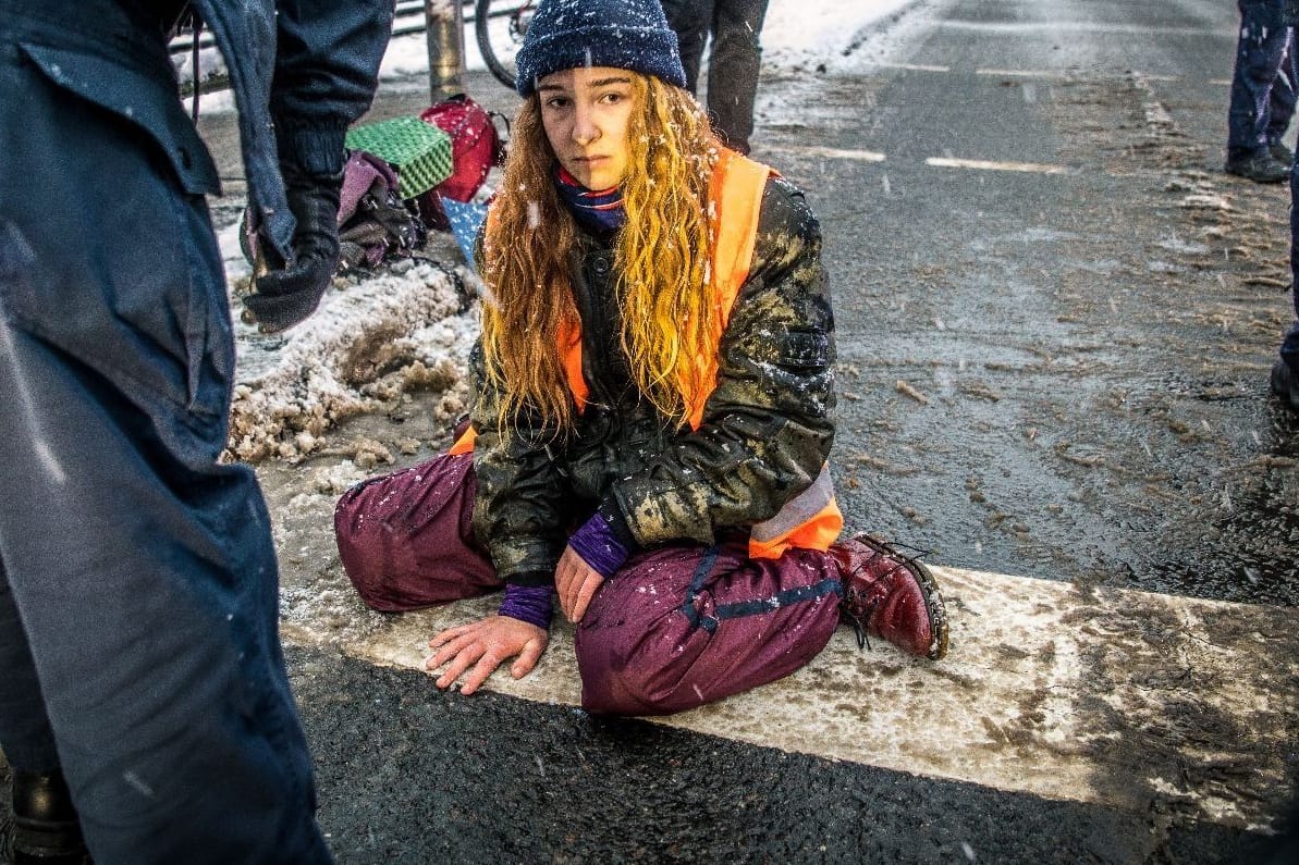 Festgeklebt im Schneematsch: Aktivistin der Letzten Generation am Freitagmorgen bei der Blockade in Leipzig.