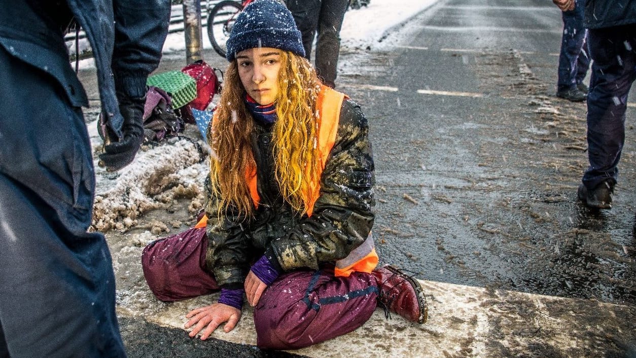 Festgeklebt im Schneematsch: Aktivistin der Letzten Generation am Freitagmorgen bei der Blockade in Leipzig.