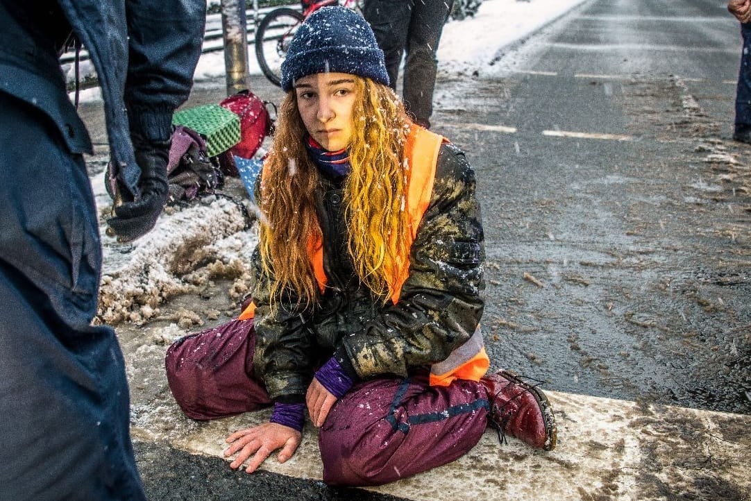 Festgeklebt im Schneematsch: Aktivistin der Letzten Generation am Freitagmorgen bei der Blockade in Leipzig.