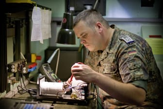 Ein Soldat repariert ein Funkgerät (Archivfoto): An neuen, abhörsicheren Geräten fehlt es.