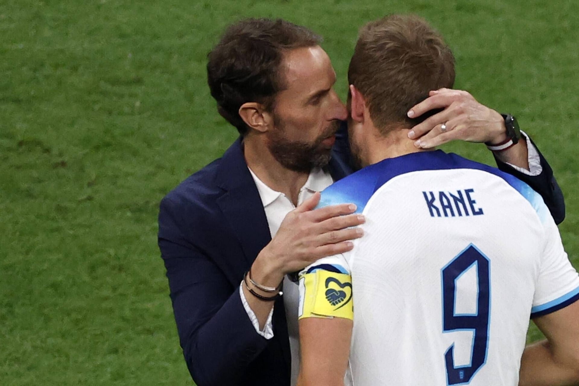 Musste nach dem Spiel von Trainer Gareth Southgate (m.) aufgemuntert werden: Harry Kane (r.).