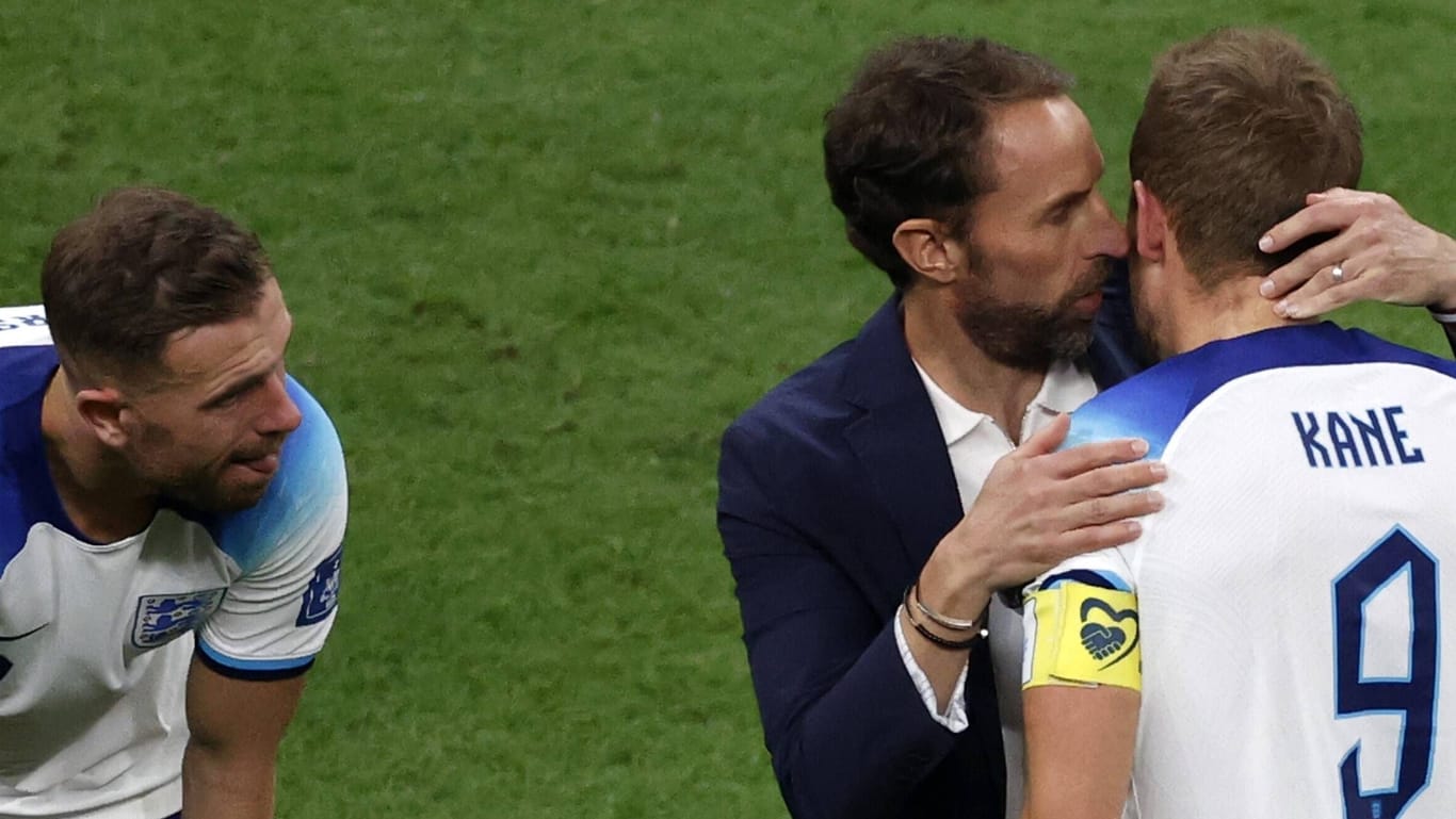 Musste nach dem Spiel von Trainer Gareth Southgate (m.) aufgemuntert werden: Harry Kane (r.).