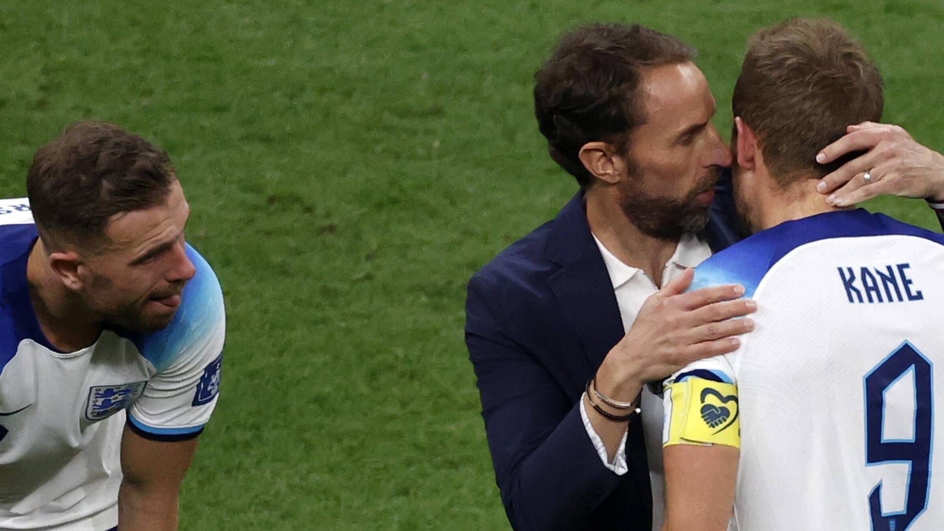 Musste nach dem Spiel von Trainer Gareth Southgate (m.) aufgemuntert werden: Harry Kane (r.).