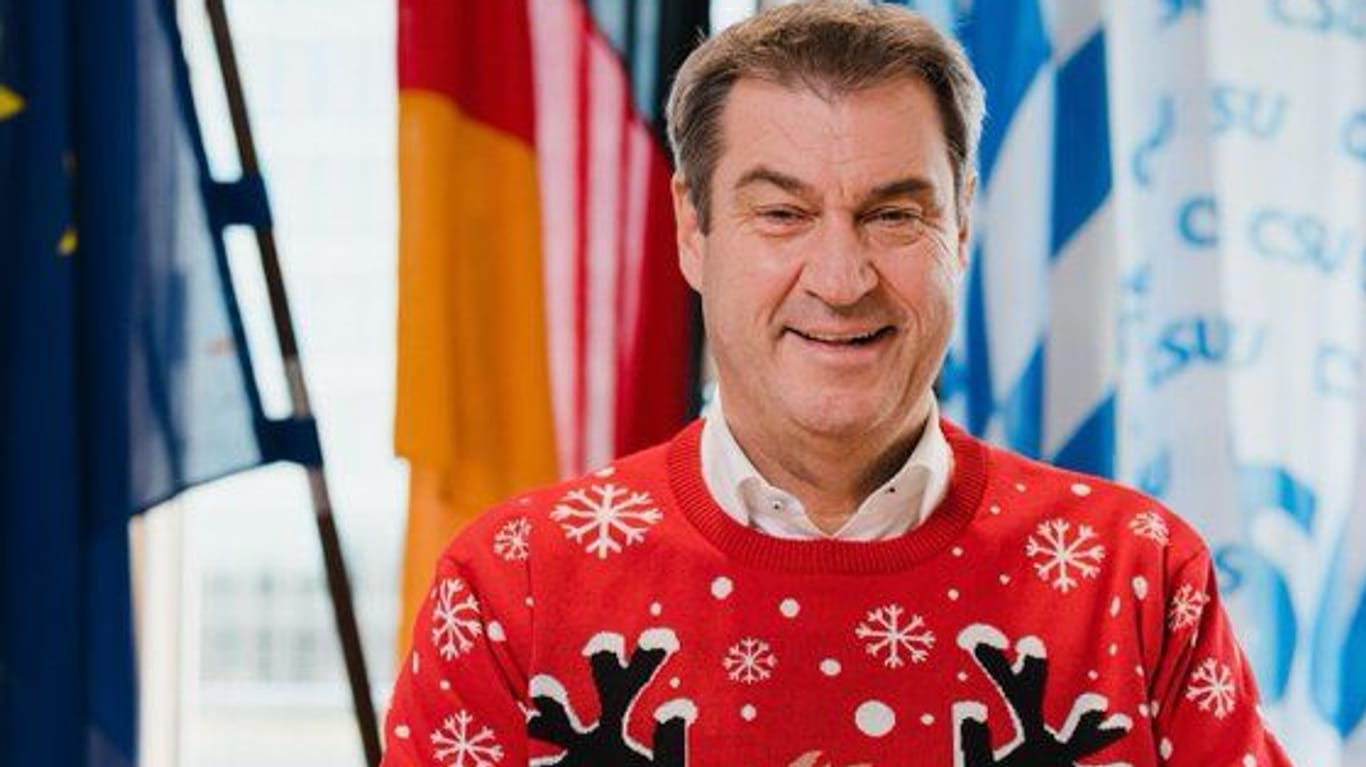 Markus Söder in weihnachtlichem Outfit: Zum vierten Advent zeigt sich der CSU-Chef in knallrotem Rentierpullover.