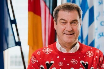 Markus Söder in weihnachtlichem Outfit: Zum vierten Advent zeigt sich der CSU-Chef in knallrotem Rentierpullover.