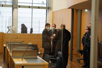 Eine Szene im Landgericht Braunschweig (Symbolbild): Sollte der Fall zur Anklage kommen, müssen Mutter und Tochter sich hier für den mutmaßlichen Mordauftrag verantworten.