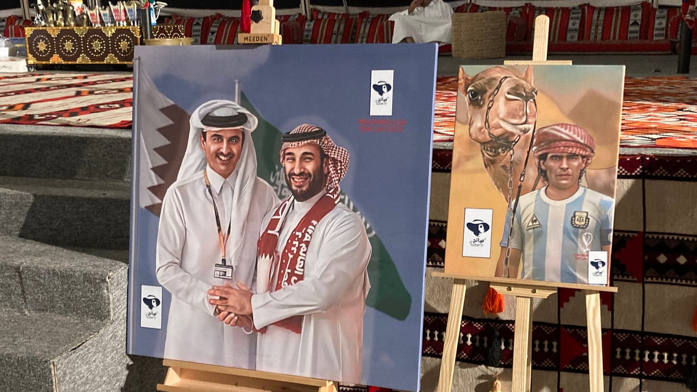 Das Gemälde mit Scheich Tamir bin Hamad bin Khalifa Al-Thani (l.) und Kronprinz Mohammed bin Salman neben Kameltreiber Diego Maradona.