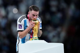 Alexis Mac Allister feiert den WM-Pokal: In den sozialen Medien sorgte der Argentinien-Spieler mit einem Kommentar für ein pikantes Missverständnis.
