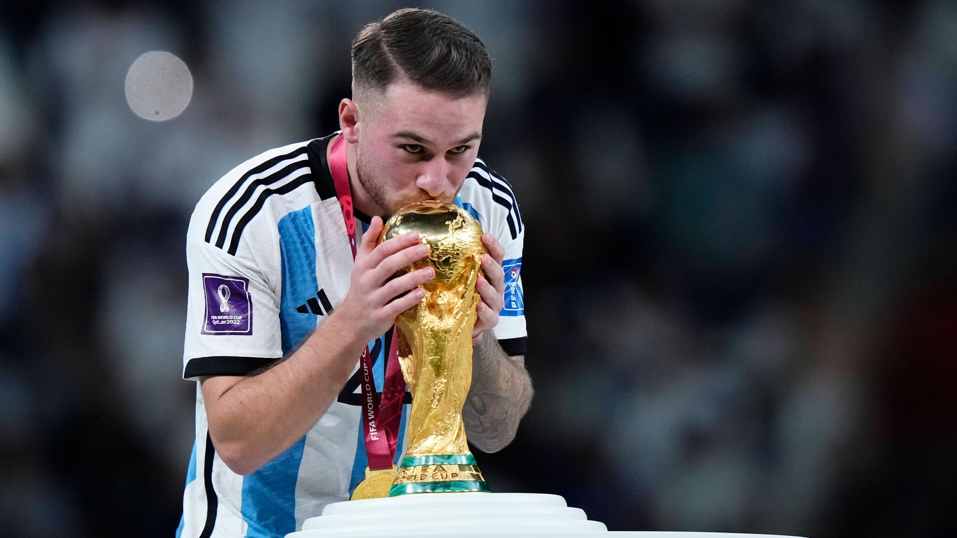 Alexis Mac Allister feiert den WM-Pokal: In den sozialen Medien sorgte der Argentinien-Spieler mit einem Kommentar für ein pikantes Missverständnis.