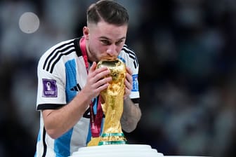 Alexis Mac Allister feiert den WM-Pokal: In den sozialen Medien sorgte der Argentinien-Spieler mit einem Kommentar für ein pikantes Missverständnis.