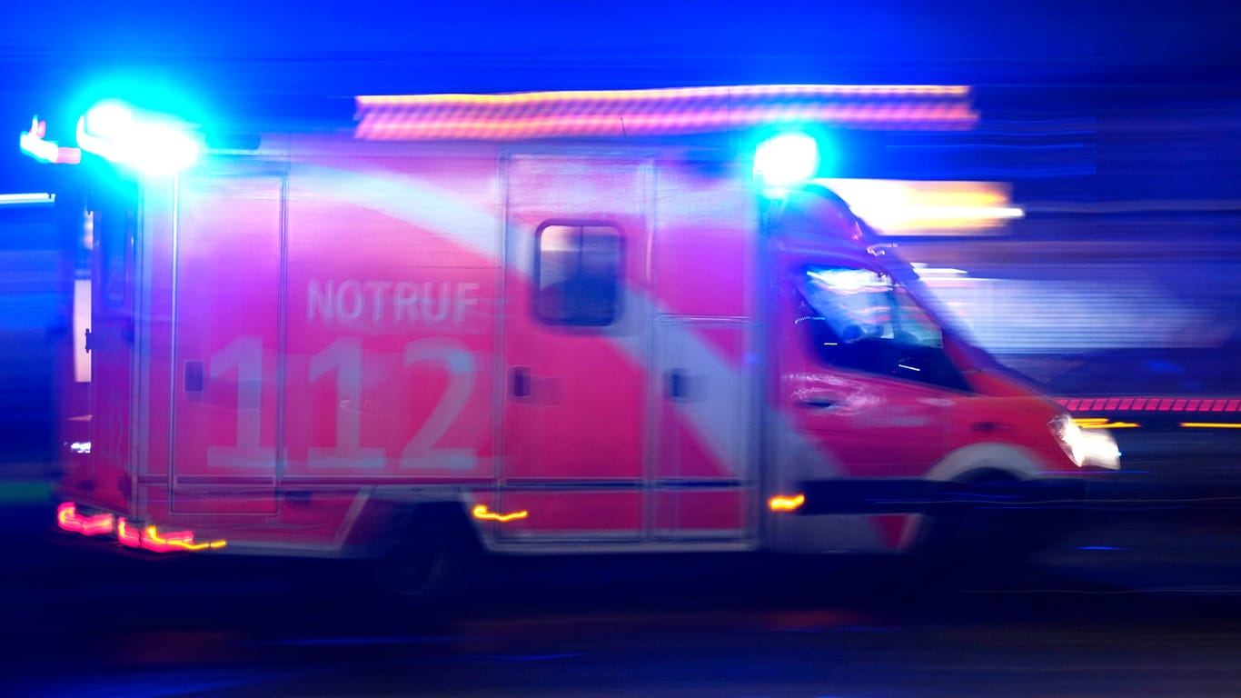 Rettungswagen im Einsatz (Archivbild): Eine Person ist bei einem Unfall in Berlin gestorben.