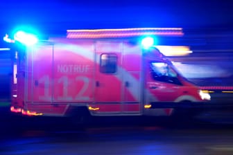 Rettungswagen im Einsatz (Archivbild): Eine Person ist bei einem Unfall in Berlin gestorben.