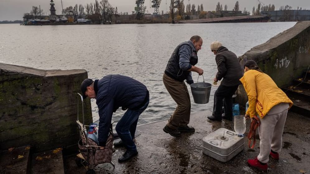Das Ufer des Dnipro: Viele Ukrainer schöpfen Wasser aus dem Fluss, weil die Wasserversorgung zum Teil zusammengebrochen ist.