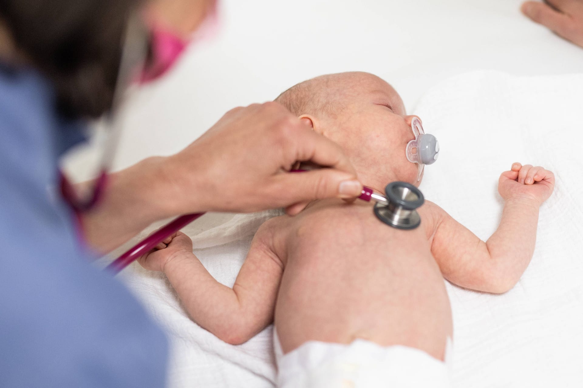 Ein Säugling wird untersucht (Archivbild): Die Lage in den Kinderkliniken in Berlin bleibt angespannt.