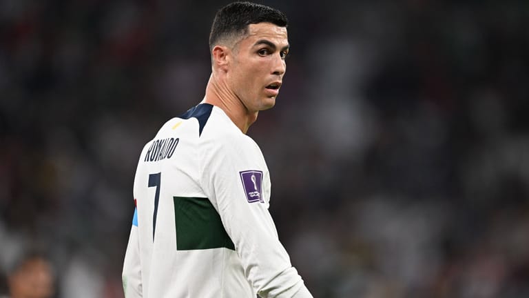 Cristiano Ronaldo: Er sitzt gegen die Schweiz zunächst auf der Bank.