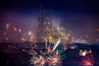 Feuerwerk an Silvester in Köln (Archivbild): Wer am letzten Tag des Jahres Party machen will, hat in Köln viel Auswahl.