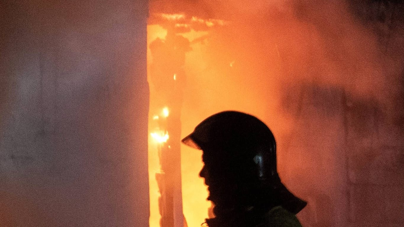 Luftangriffe auf die ukrainische Stadt Donezk: Feuerwehrleute arbeiten am Ort eines Brandes, der als Folge des Beschusses im Zuge der russischen Militäroperation in der Ukraine in Donezk entstanden ist.