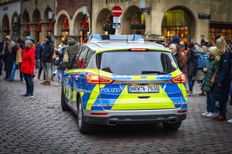 Polizei in NRW (Symbolfoto): Nach einer Schießerei in Dinslaken sucht die Polizei nach zwei Verdächtigen.