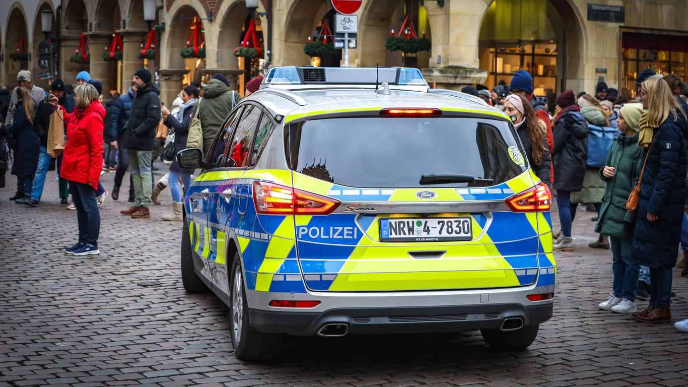 Polizei in NRW (Symbolfoto): Nach einer Schießerei in Dinslaken sucht die Polizei nach zwei Verdächtigen.